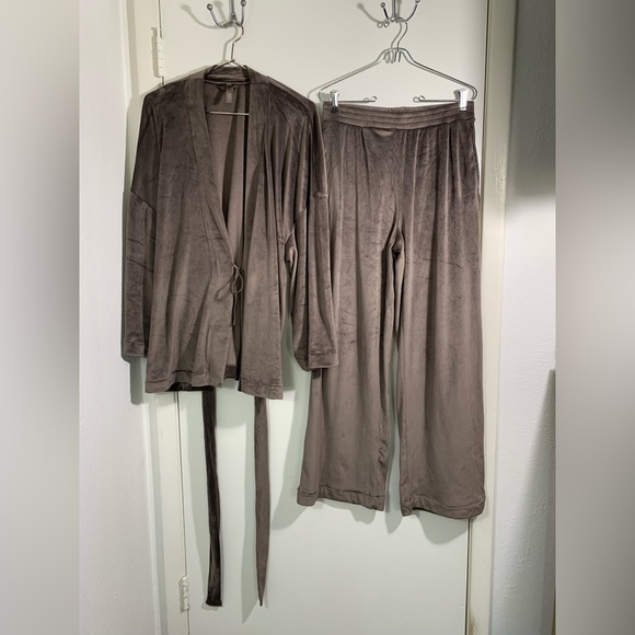 SKIMS taupe, velour,  Lounge Set with Belted robe and matching pants. M - Picture 1 of 8